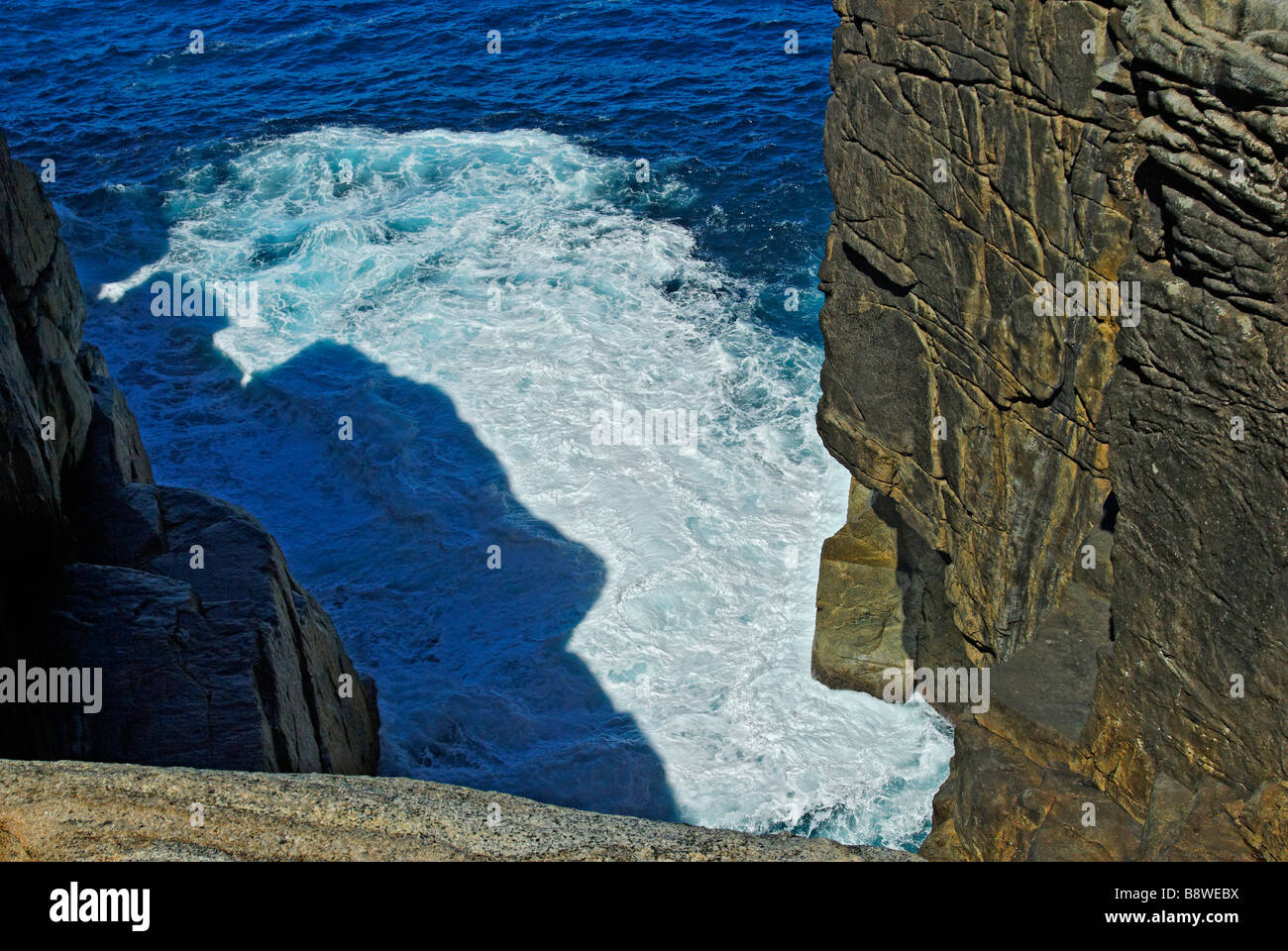 Il mare blu e il surf rompe sulla scogliera, Flinders Peninsula Australia Occidentale Foto Stock