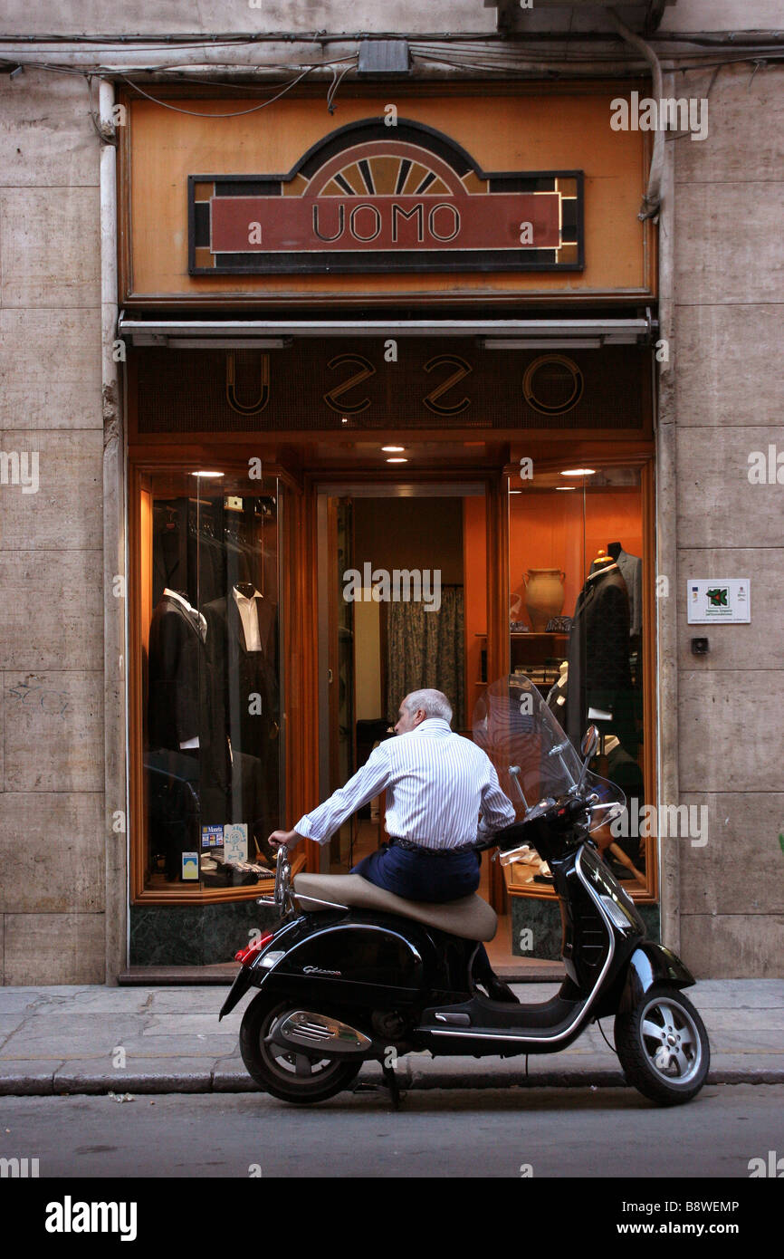 Abbigliamento nel negozio di corso Vittorio Emanuele Palermo Sicilia Foto  stock - Alamy