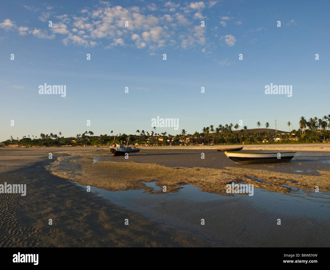 Barche da pesca a bassa marea sulla spiaggia di Jericoacoara, Ceara, Brasile. Foto Stock