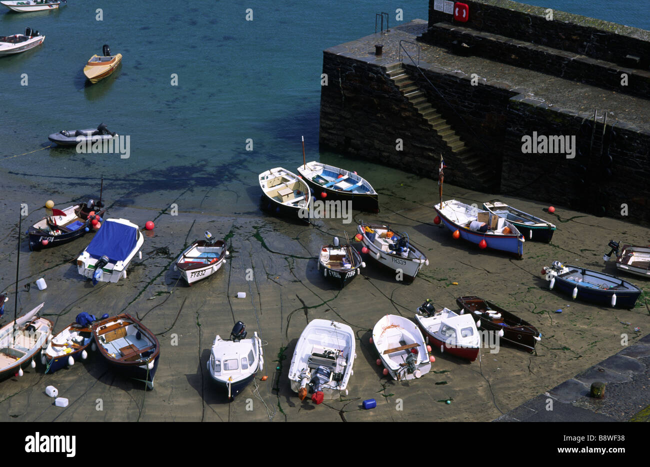 A filamento barche sulla spiaggia con la bassa marea nel grazioso villaggio di pescatori di gorran haven in Cornwall Inghilterra Foto Stock