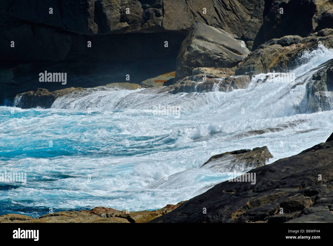 Il mare blu e il surf rompe sulla scogliera, Flinders Peninsula Australia Occidentale Foto Stock