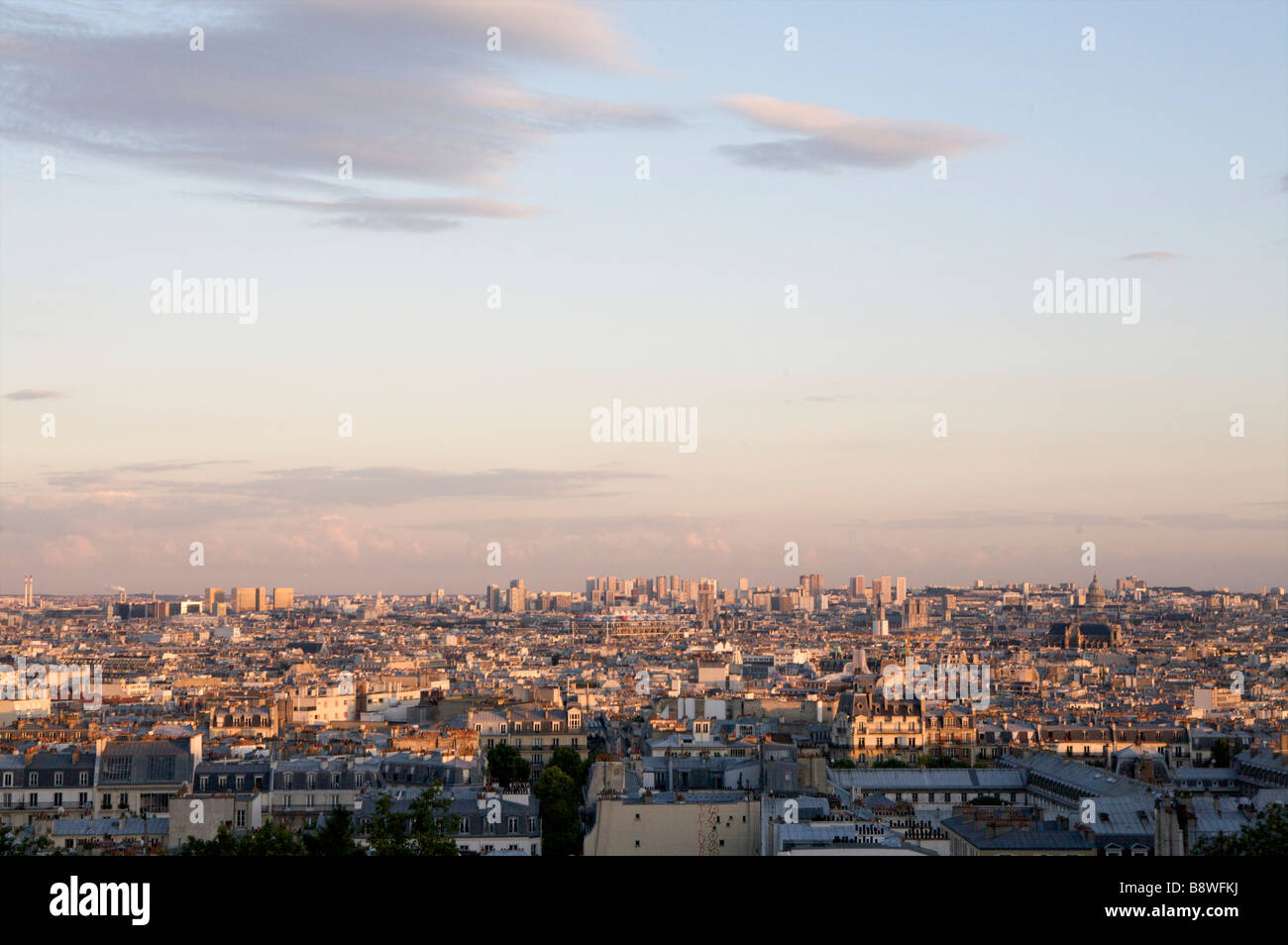 Guardando fuori su Parigi da Montmartre alla base del Sacre Coeur Parigi Francia Venerdì 20 Luglio 2007 Foto Stock