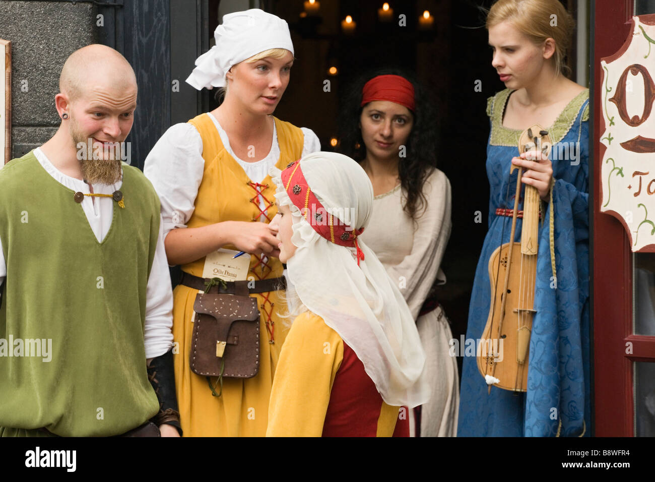 Tallinn, Estonia, l'Europa. Ristorante Olde Hansa personale in costume medievale Foto Stock