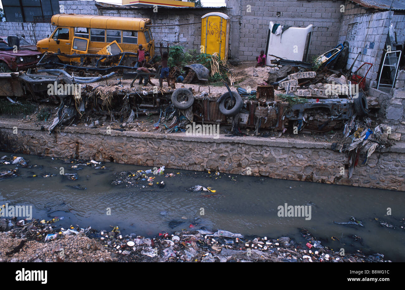 Il Rockefeller canale scorre attraverso la baraccopoli di Port-au-Prince in Haiti Foto Stock