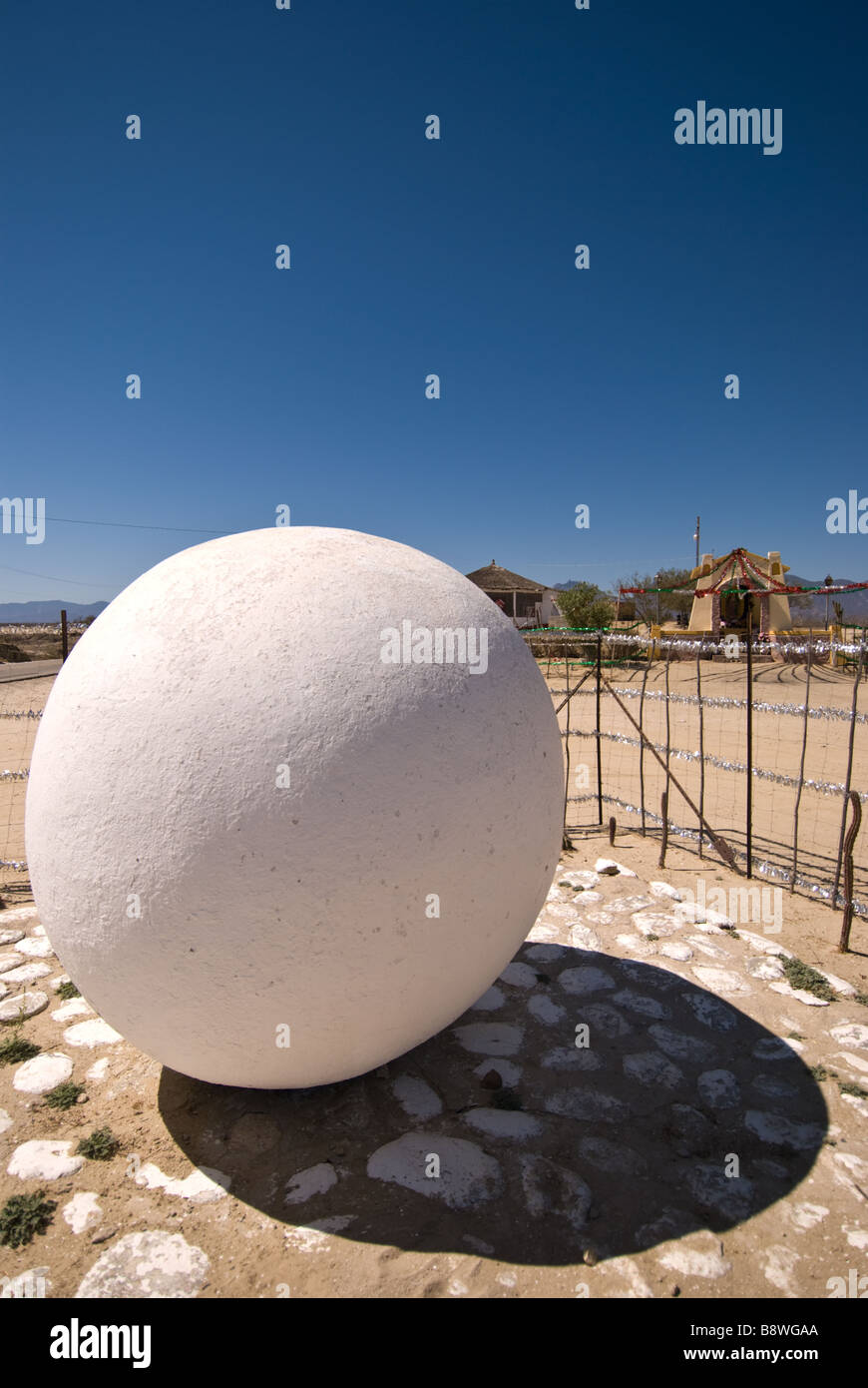 Una sfera di cemento e santuario contrassegnare il tropico del Cancro lungo il Messico 1 in Baja California, Messico. Foto Stock
