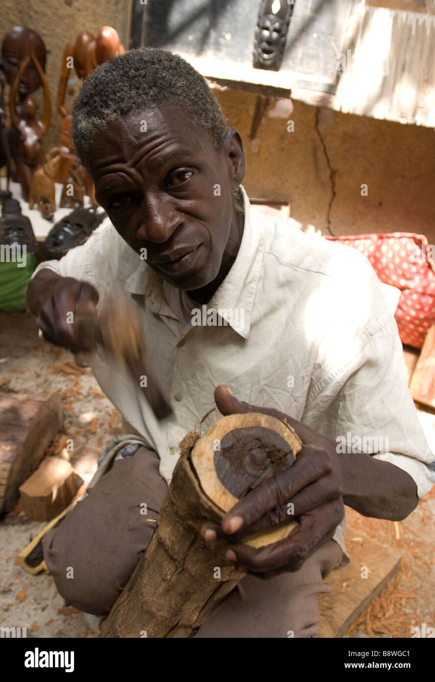 Ritratto di un artigianato Africano uomo carving ebano Dakar in Senegal Foto Stock