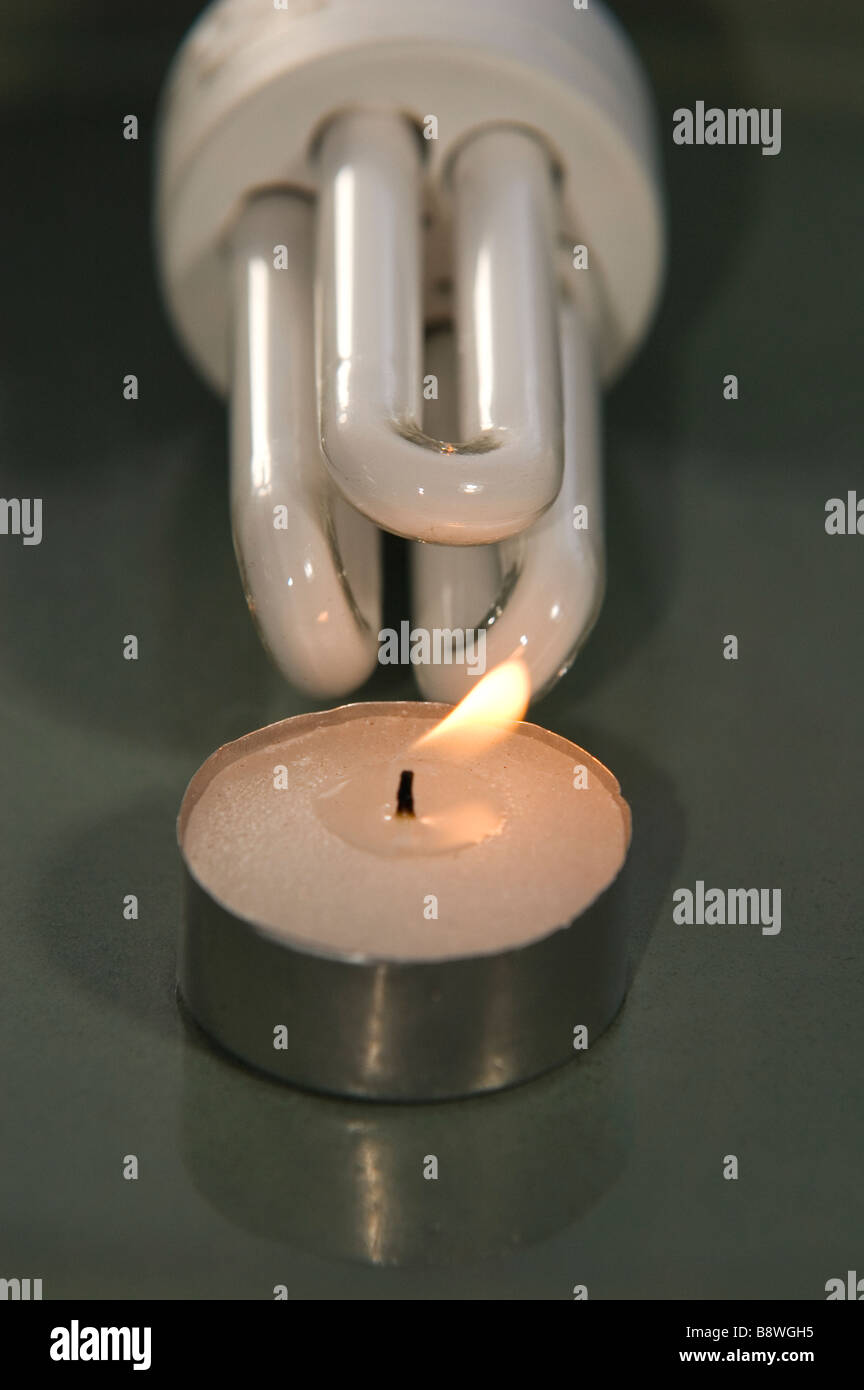 Luce a risparmio energetico la lampadina e la candela Foto Stock