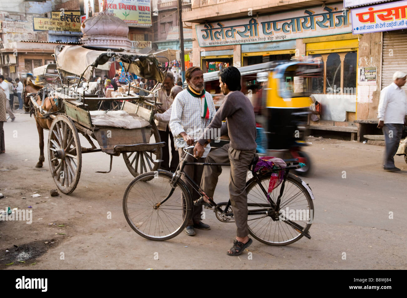 Ogni giorno le scene nelle strade di India. rallentare la velocità dello shutter e panning per la sfocatura in movimento. Foto Stock