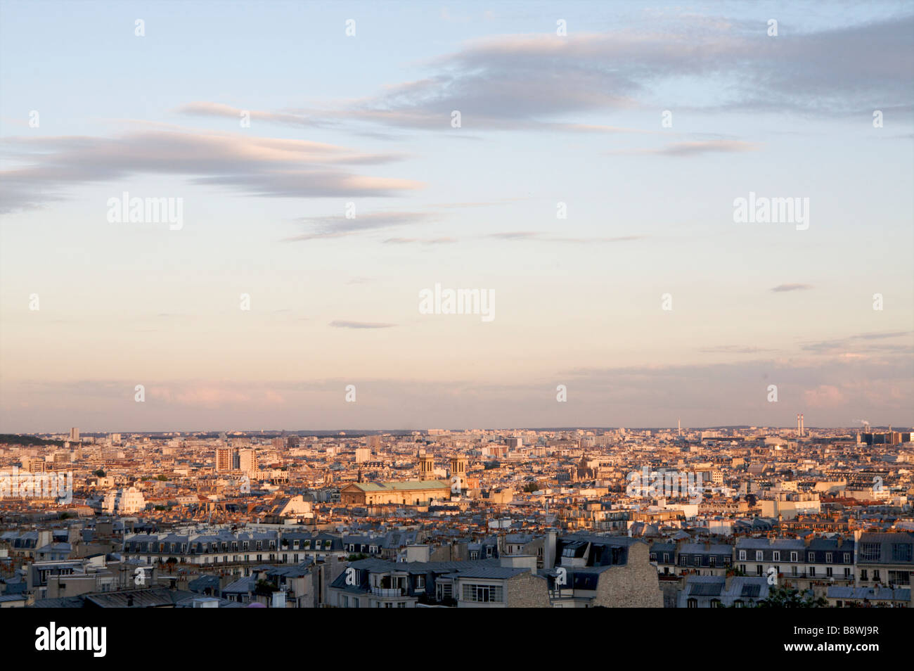 Guardando fuori su Parigi da Montmartre alla base del Sacre Coeur Parigi Francia Venerdì 20 Luglio 2007 Foto Stock