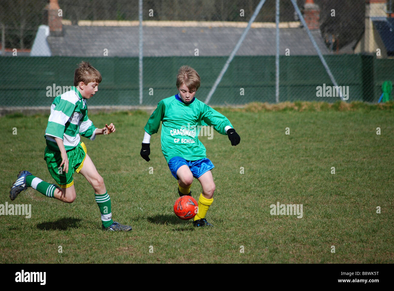 I ragazzi che giocano a calcio. Regno Unito Foto Stock