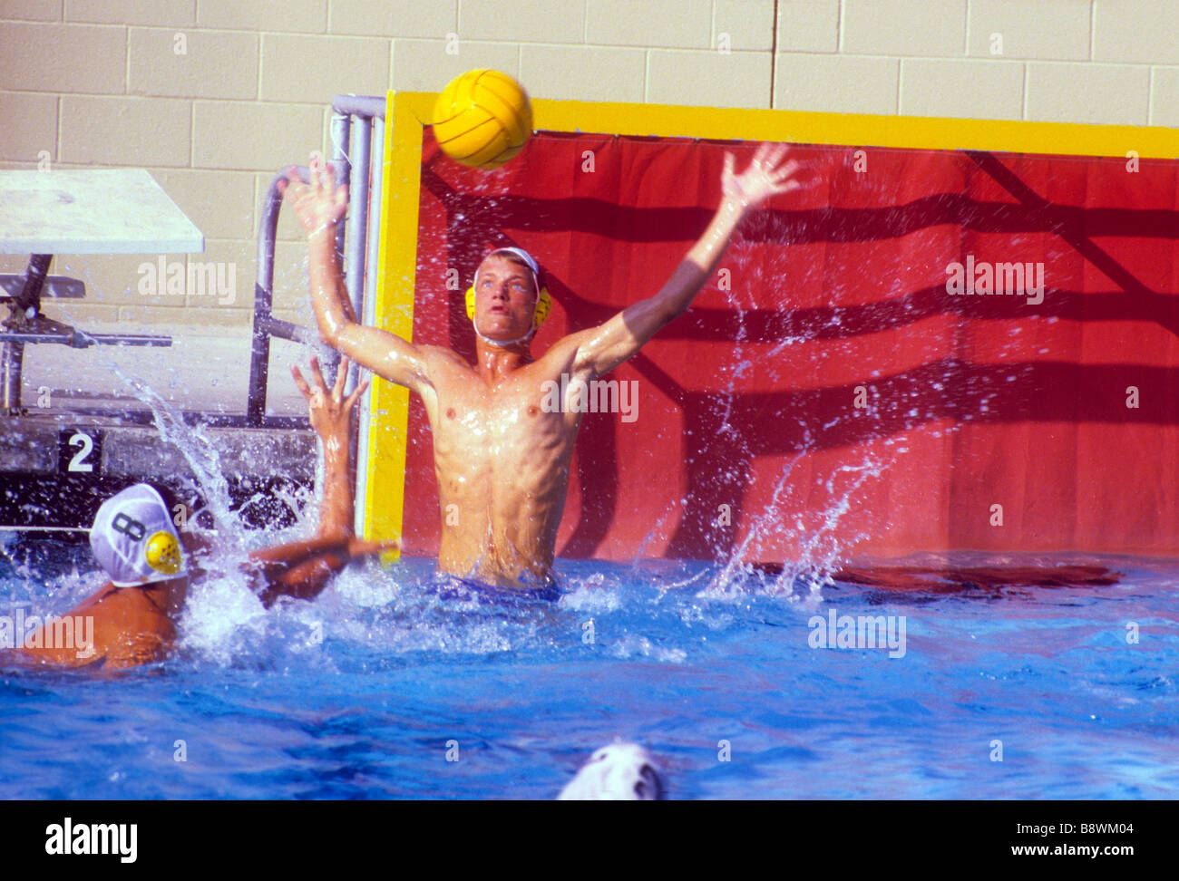 Pallanuoto obiettivo proteggere la sfera di arresto leap intento di salto Foto Stock