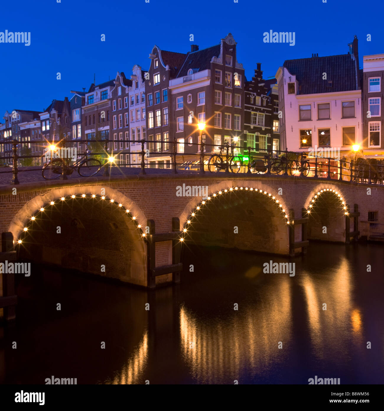 Ponte sul canale Singel ad Amsterdam di notte Foto Stock