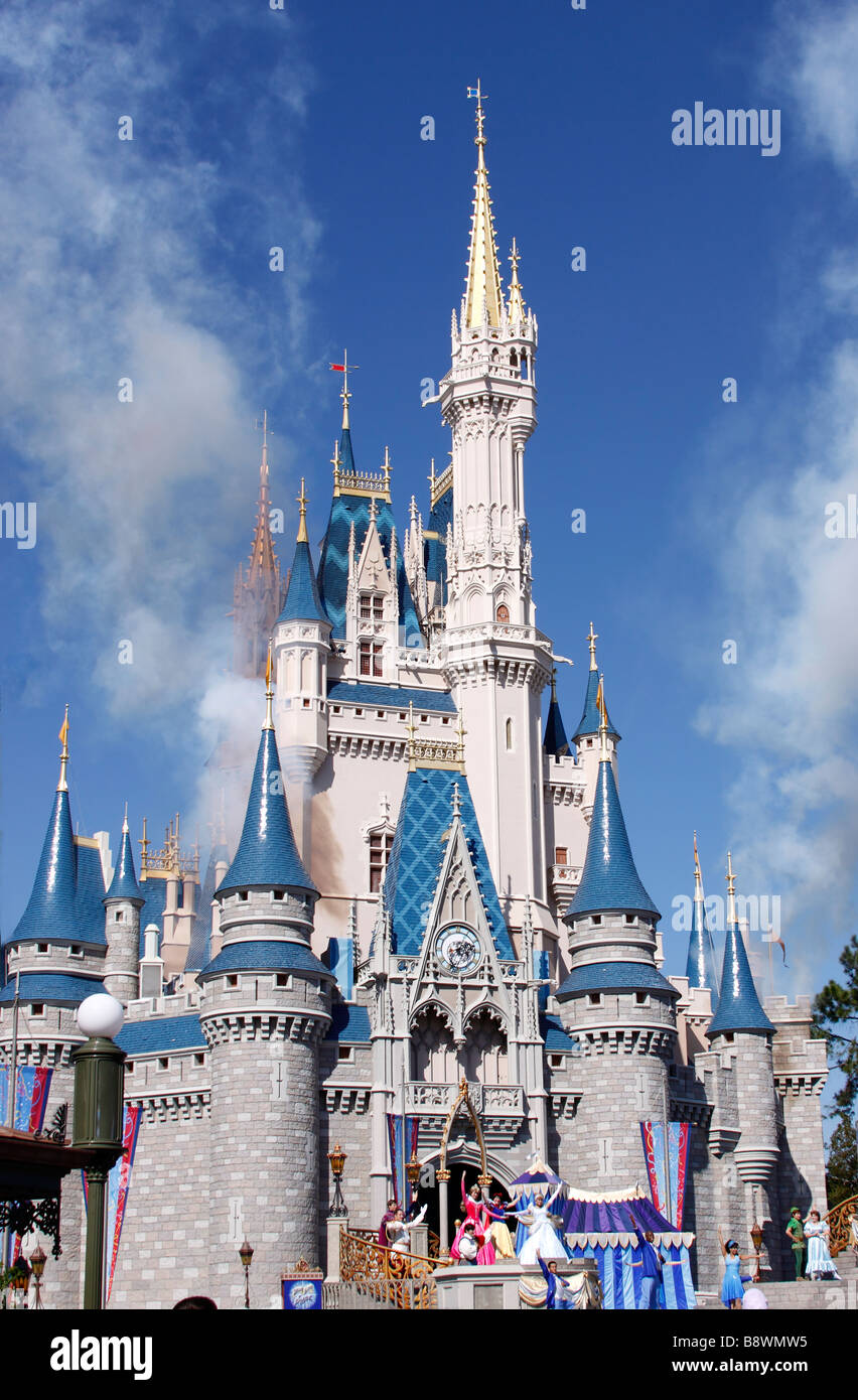 Cenerentola il castello di Walt Disney World il Parco a Tema del Regno Magico, Orlando, Florida, Stati Uniti d'America Foto Stock