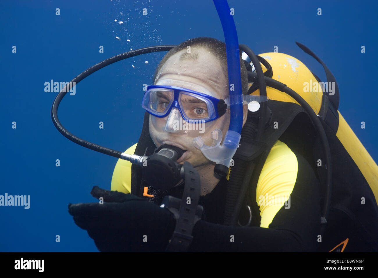 Diver underwater sul fermo di sicurezza e bolle Foto Stock