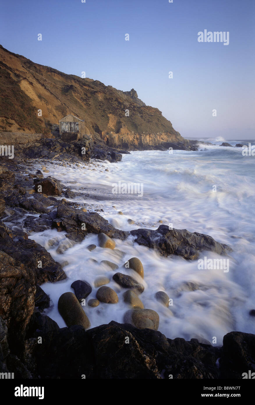 Sacerdote s Cove Cape Cornwall white surf battendo sulle scogliere in cerca di Nettuno pagina 56 Foto Stock