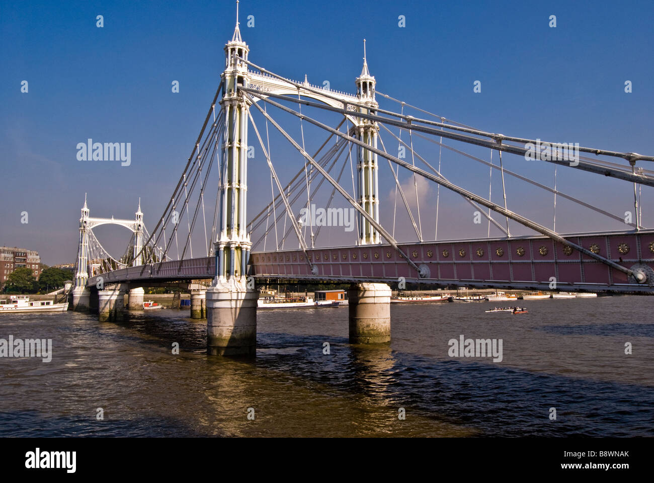 Albert ponte che attraversa il fiume Tamigi tra battersea e a Chelsea, Londra, Inghilterra, Regno Unito Foto Stock