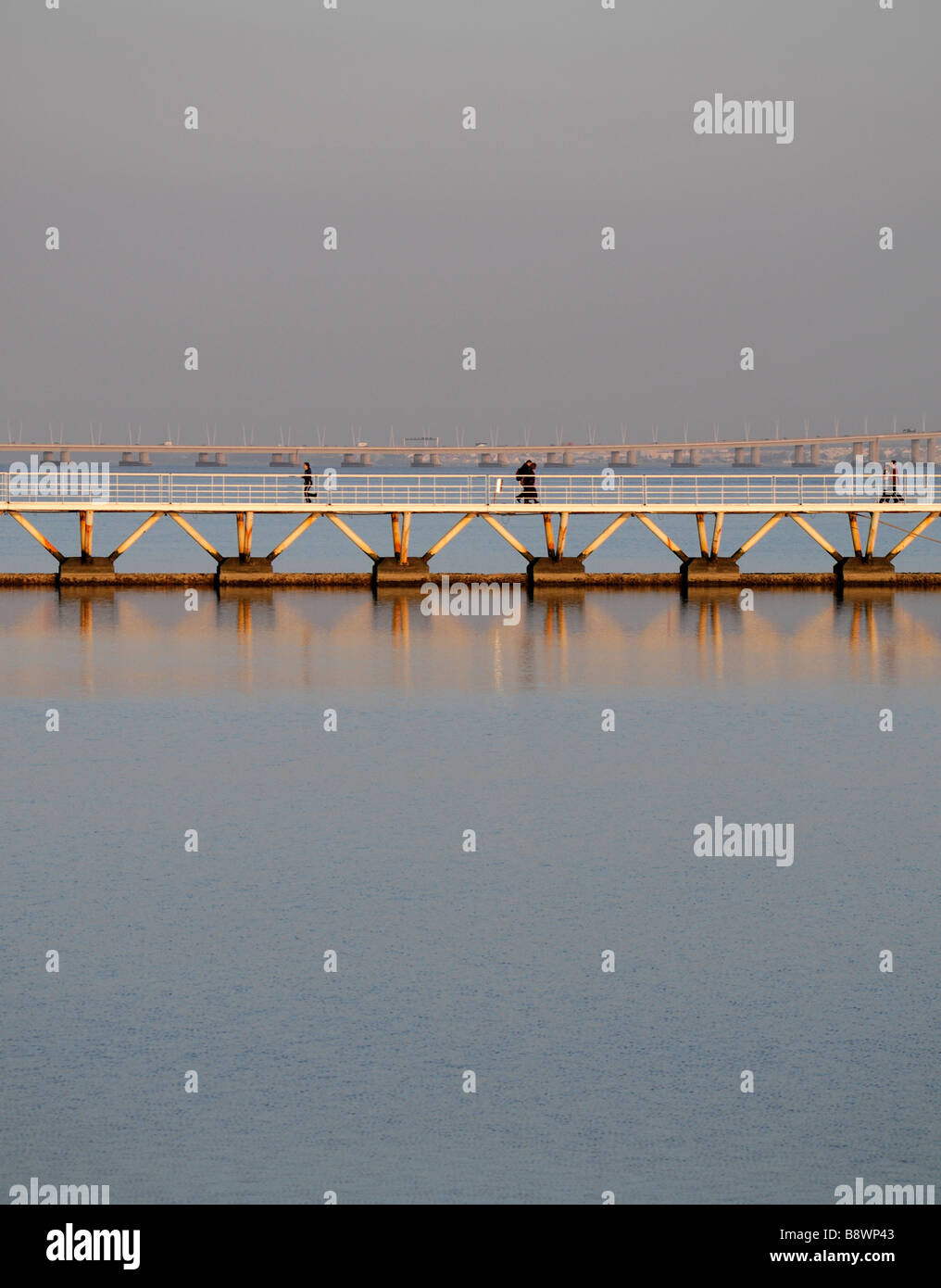 La riflessione della passerella pedonale ponte calma sera Parque das Nacoes Parco delle Nazioni Lisbona Portogallo Europa Foto Stock