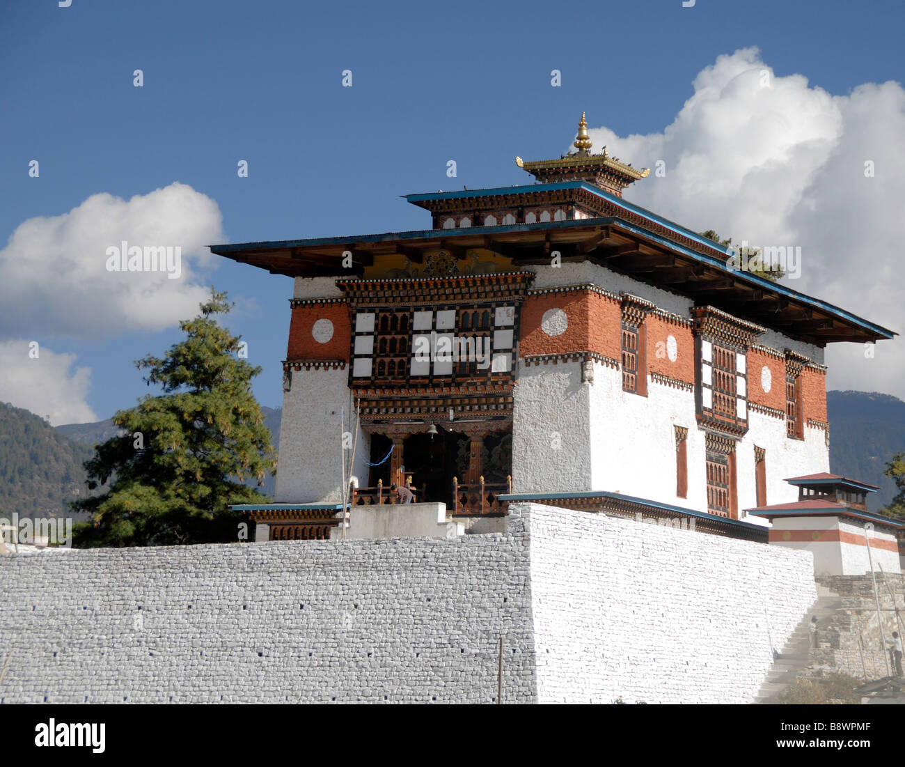 L'originale Trashi Chhoe Dzong, che è ora al centro dello stato scuola monastica a Dechen Phodrung monastero. Foto Stock