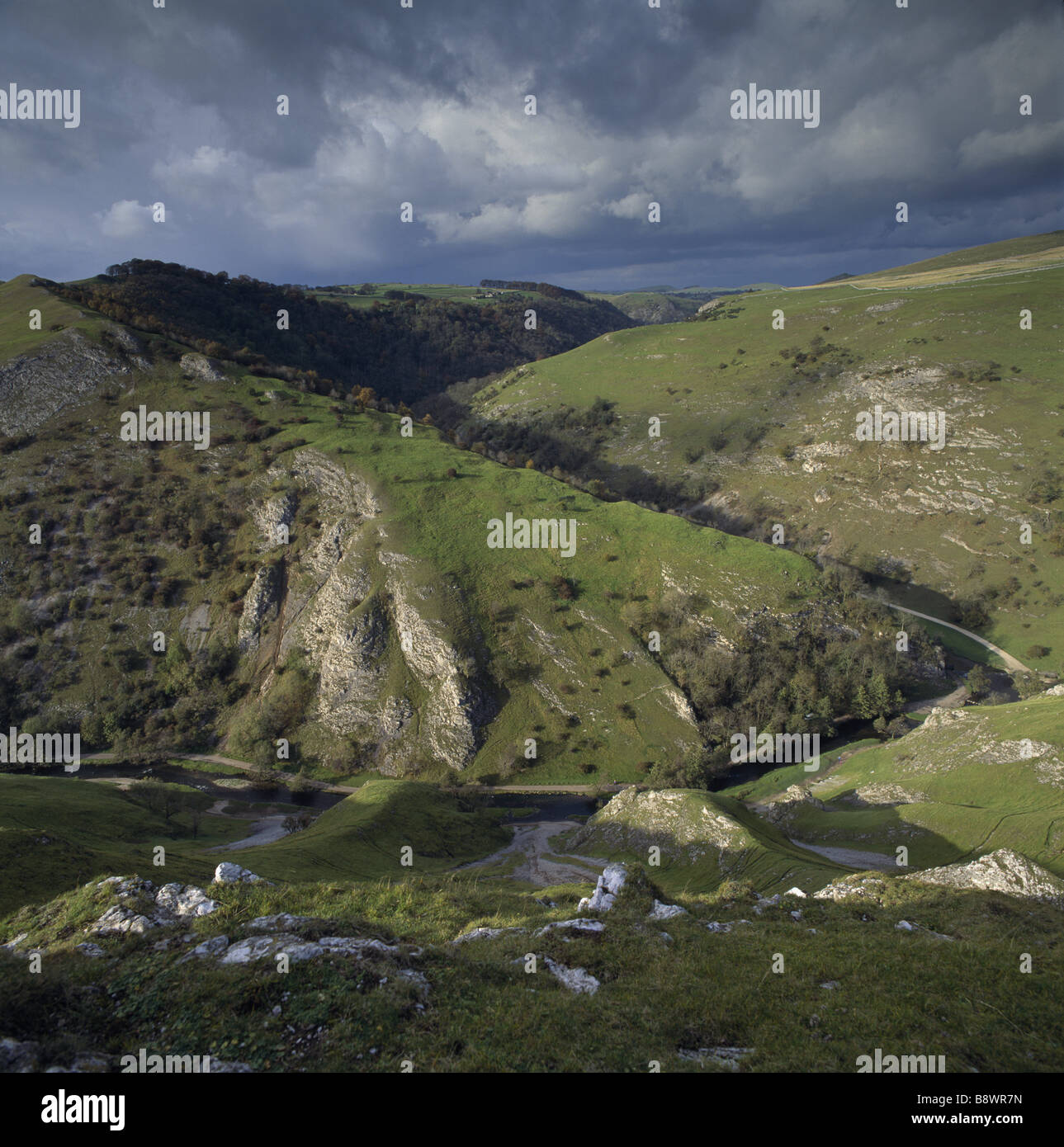 Una vista del Dovedale area che mostra le balze della collina Bunster da vicino al vertice di Thorpe Cloud Foto Stock