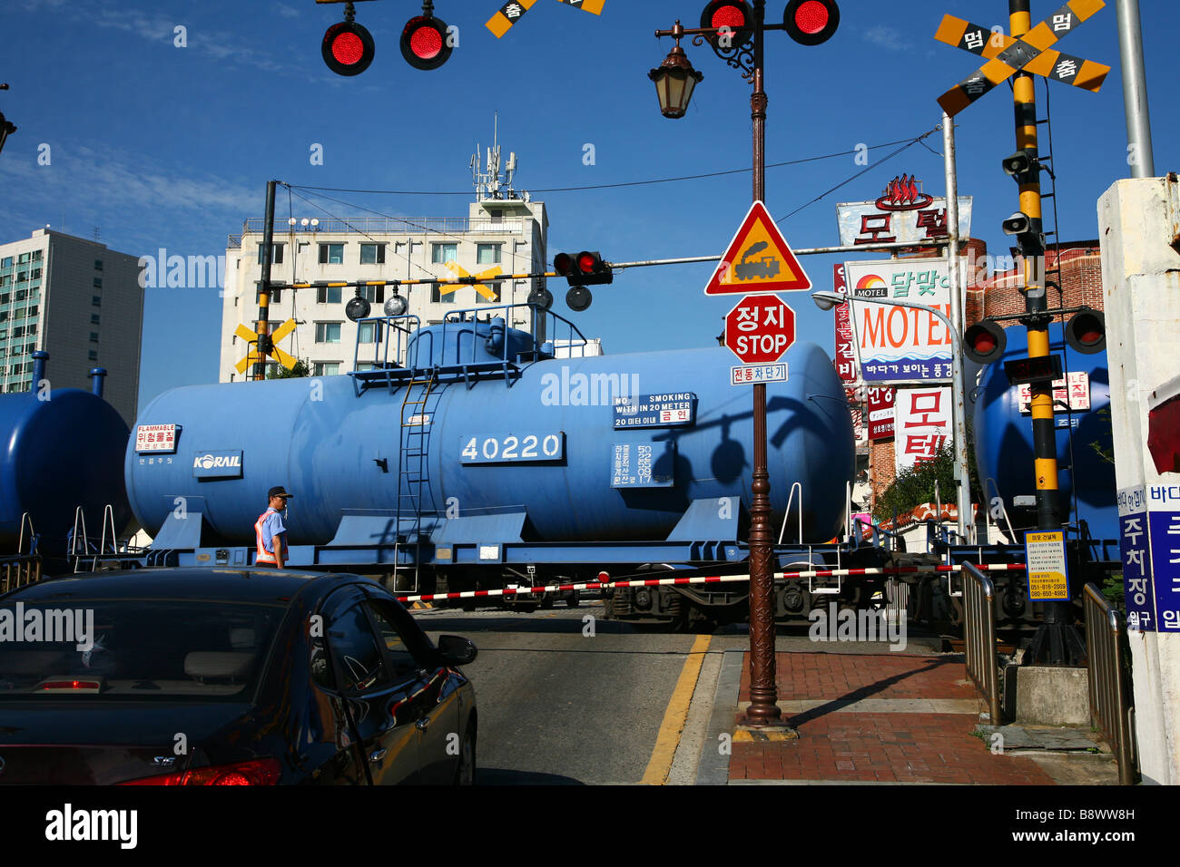 Steet scena in Busan (Pusan) in Corea del Sud, un trasporto merci treno è passando da Foto Stock