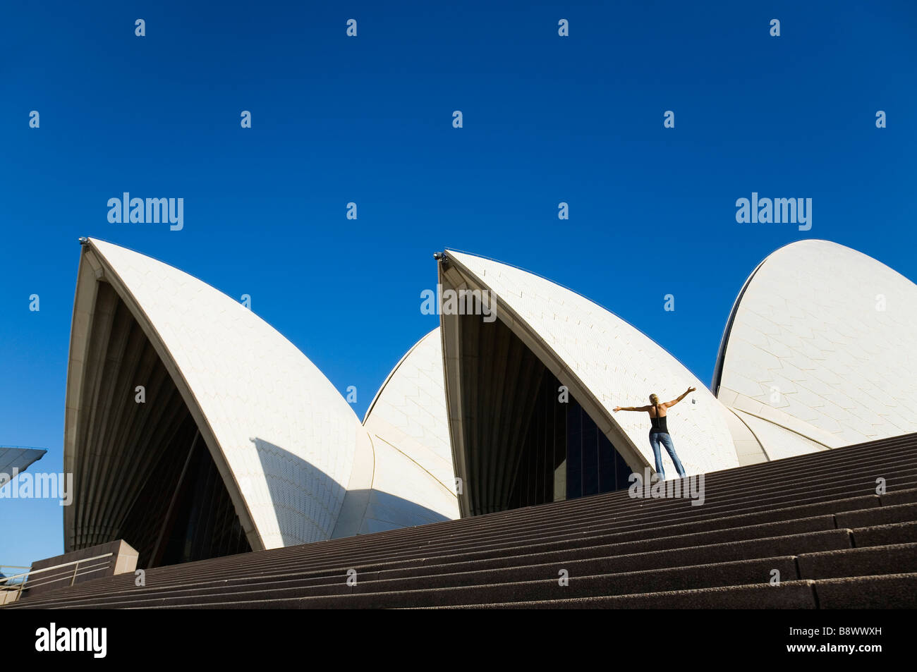 Un turista sui gradini della Sydney Opera House. Sydney, Nuovo Galles del Sud, Australia Foto Stock