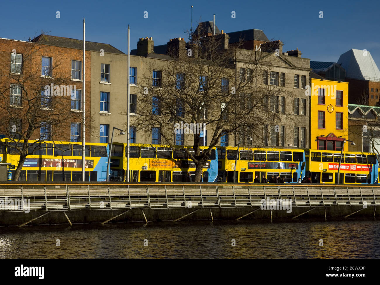 Fermata bus in Eden Quay, centro della città di Dublino Foto Stock