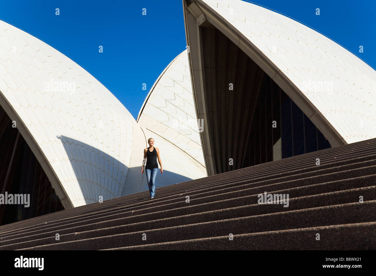 Un turista sui gradini della Sydney Opera House. Sydney, Nuovo Galles del Sud, Australia Foto Stock