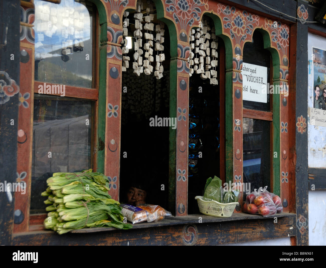 Un decorata tradizionalmente vetrina di visualizzare le stringhe di formaggio a pasta dura, foglie verdi e mele. Foto Stock