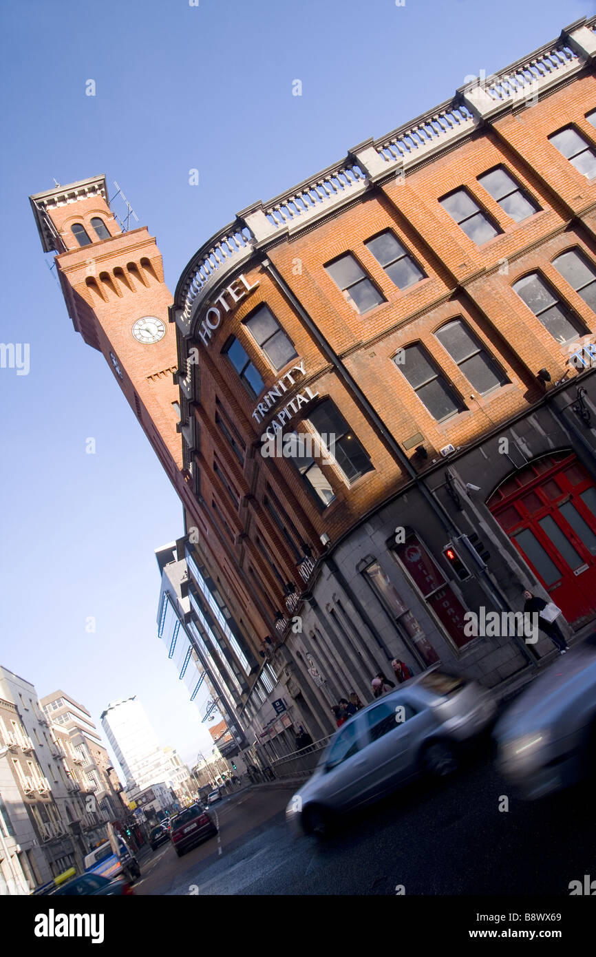 Giunzione di Pearse e Tara Street, Dublin, Irlanda con mattoni rossi ex stazione dei vigili del fuoco sede in primo piano Foto Stock
