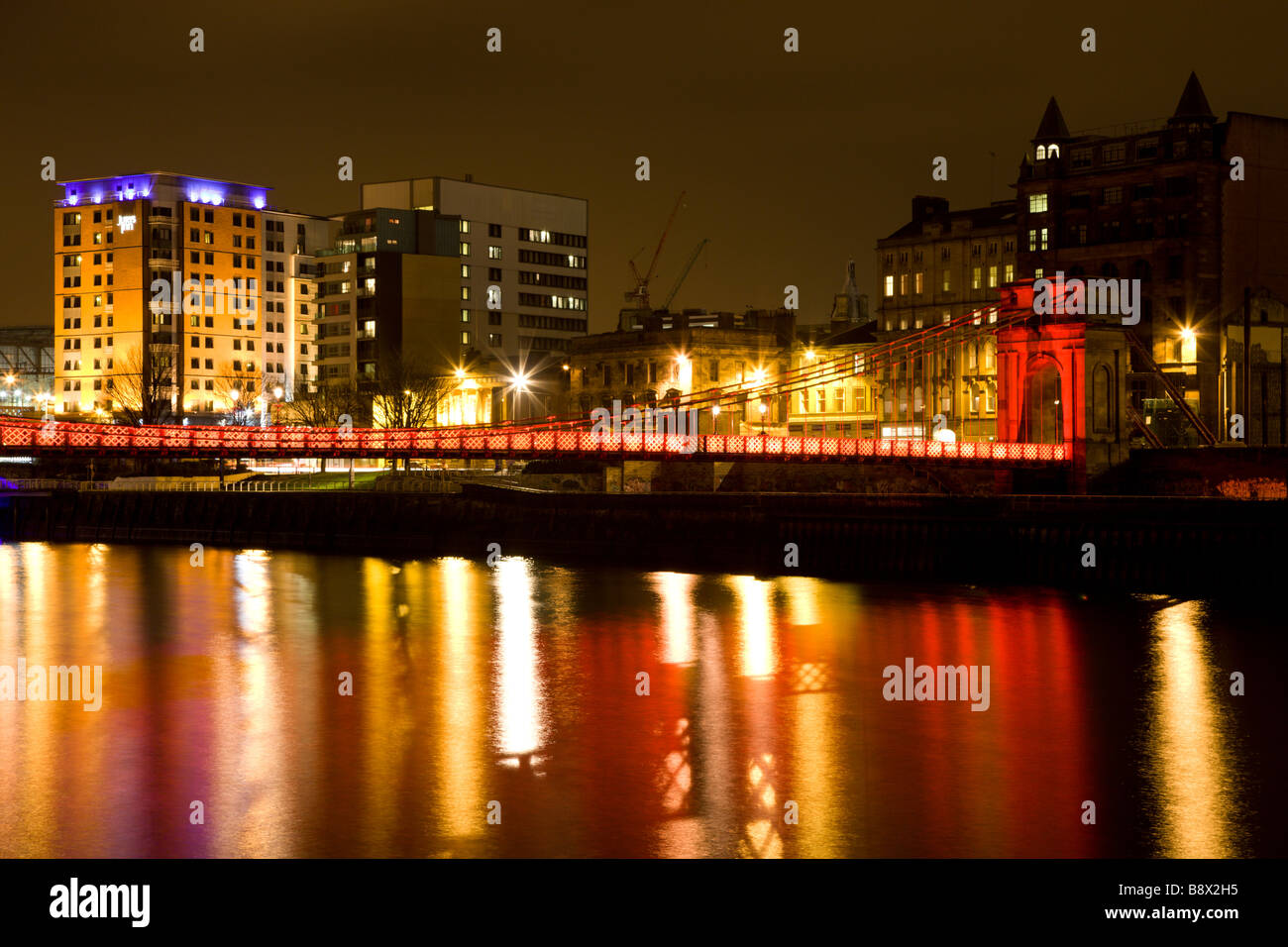 Ponte di sospensione dal lato sud del fiume Clyde a Glasgow di notte Foto Stock