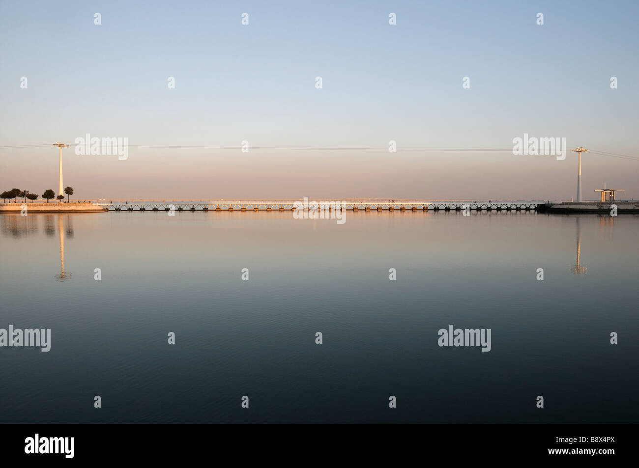 La riflessione della passerella pedonale ponte calma sera Parque das Nacoes Parco delle Nazioni Lisbona Portogallo Europa Foto Stock