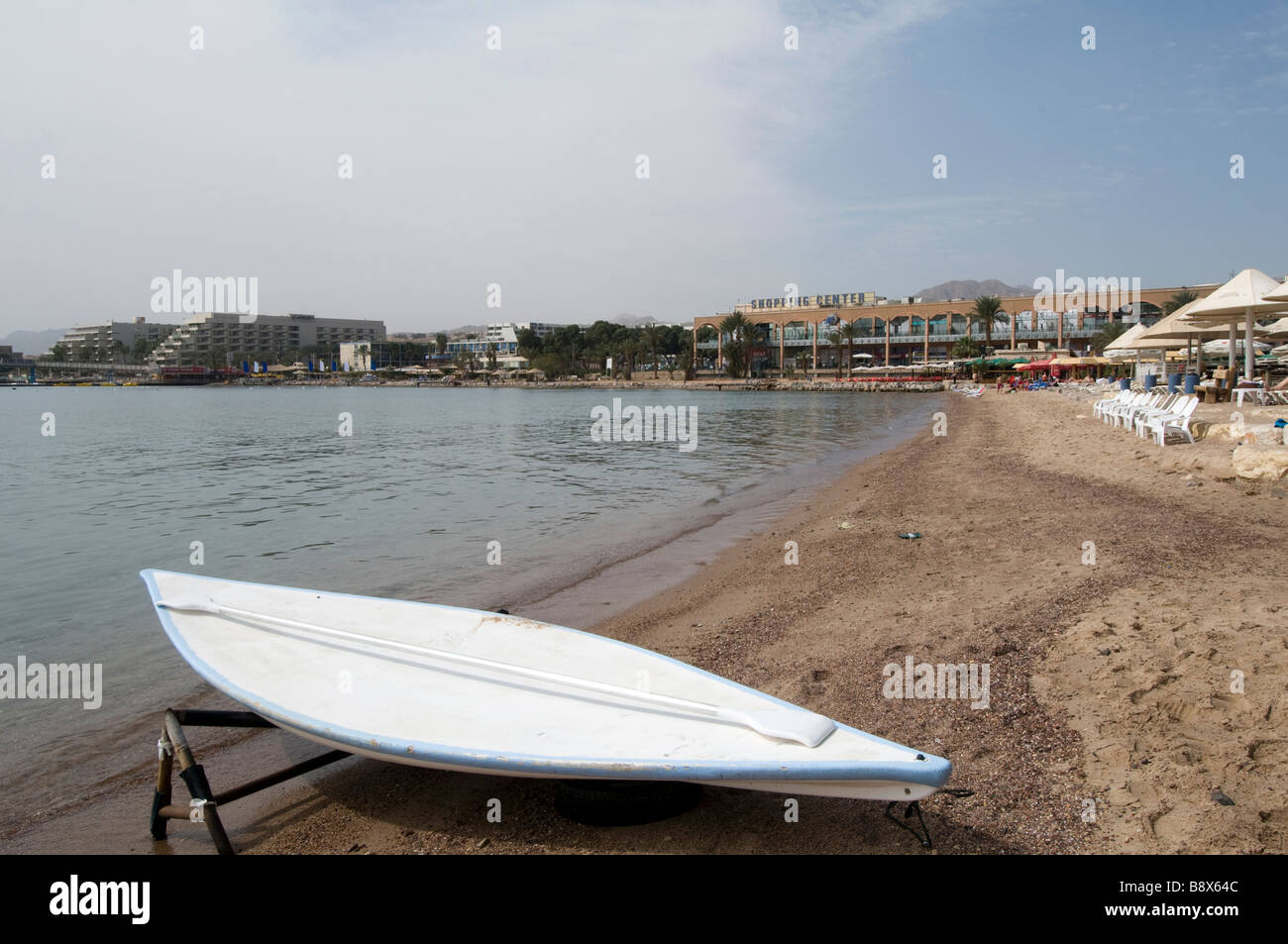 Bagnini di salvataggio della tavola da surf, la spiaggia di Eilat, Israele Foto Stock