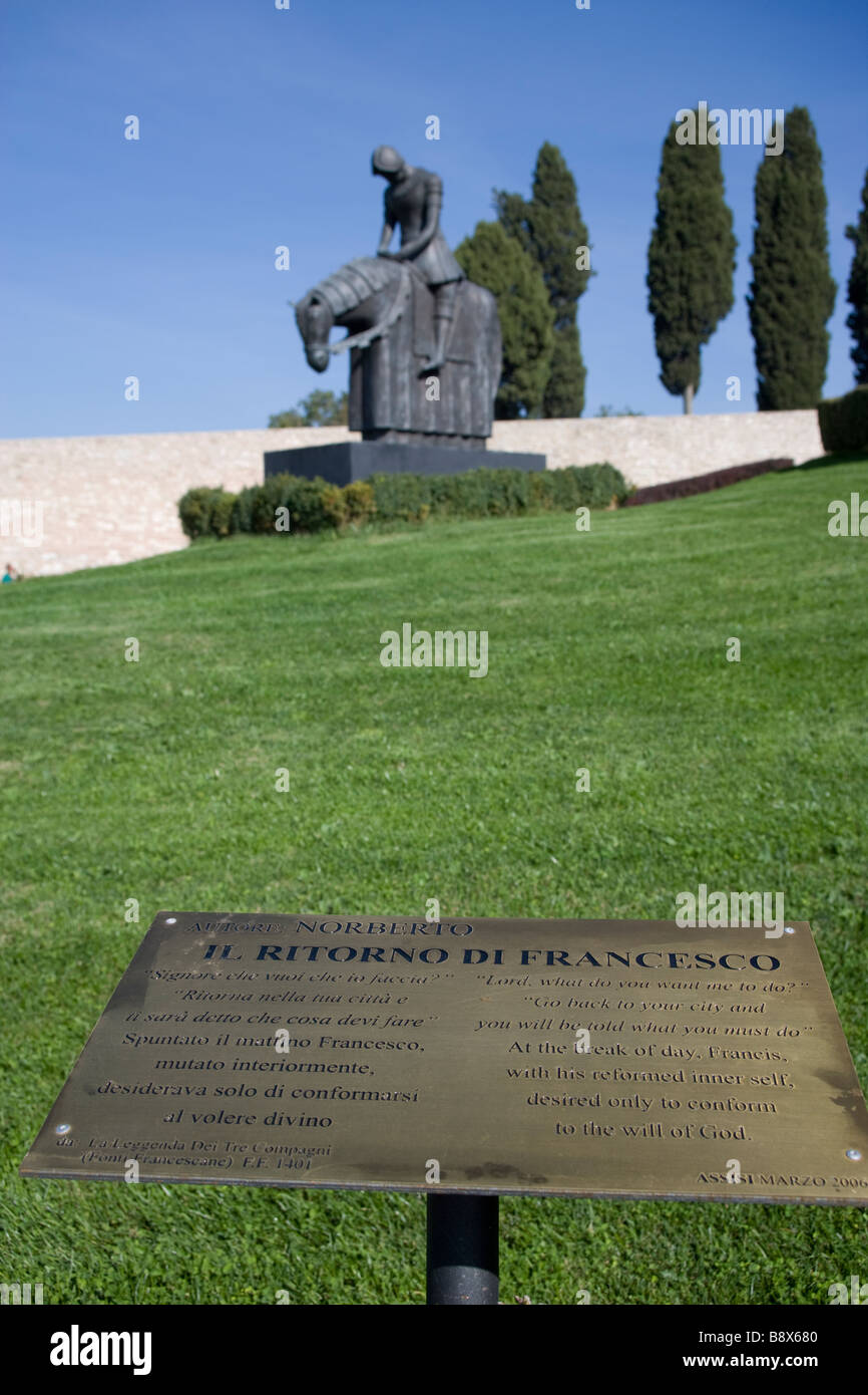 Statua di 'Il Ritorno di Francesco' all'esterno della Basilica di San Francesco, Assisi,Perugia - Umbria Foto Stock