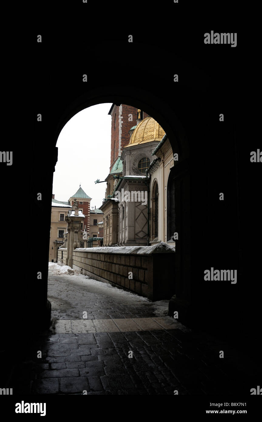 Vuoto arcuata retroilluminato in ciottoli di percorso percorso il castello di Wawel courtyard Cracovia Foto Stock