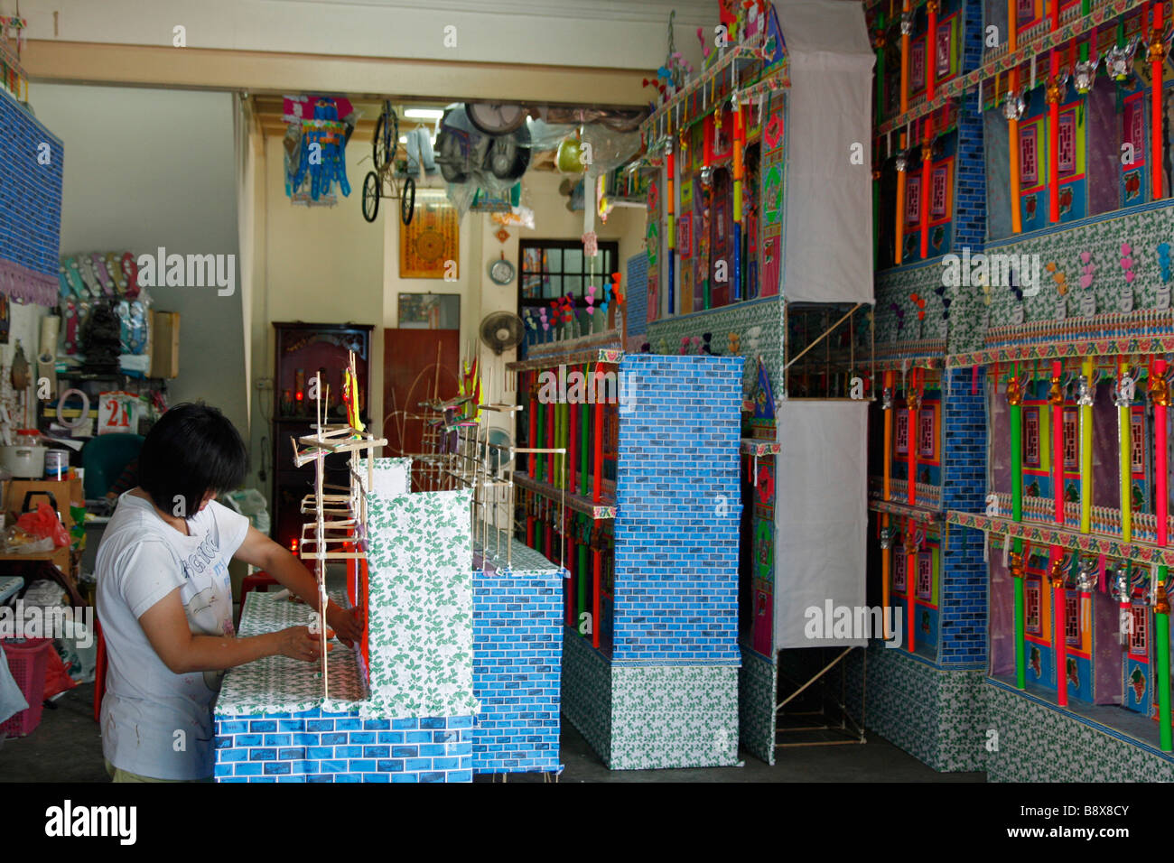La produzione di carta case per la masterizzazione a funerali Cinese, Singapore Foto Stock