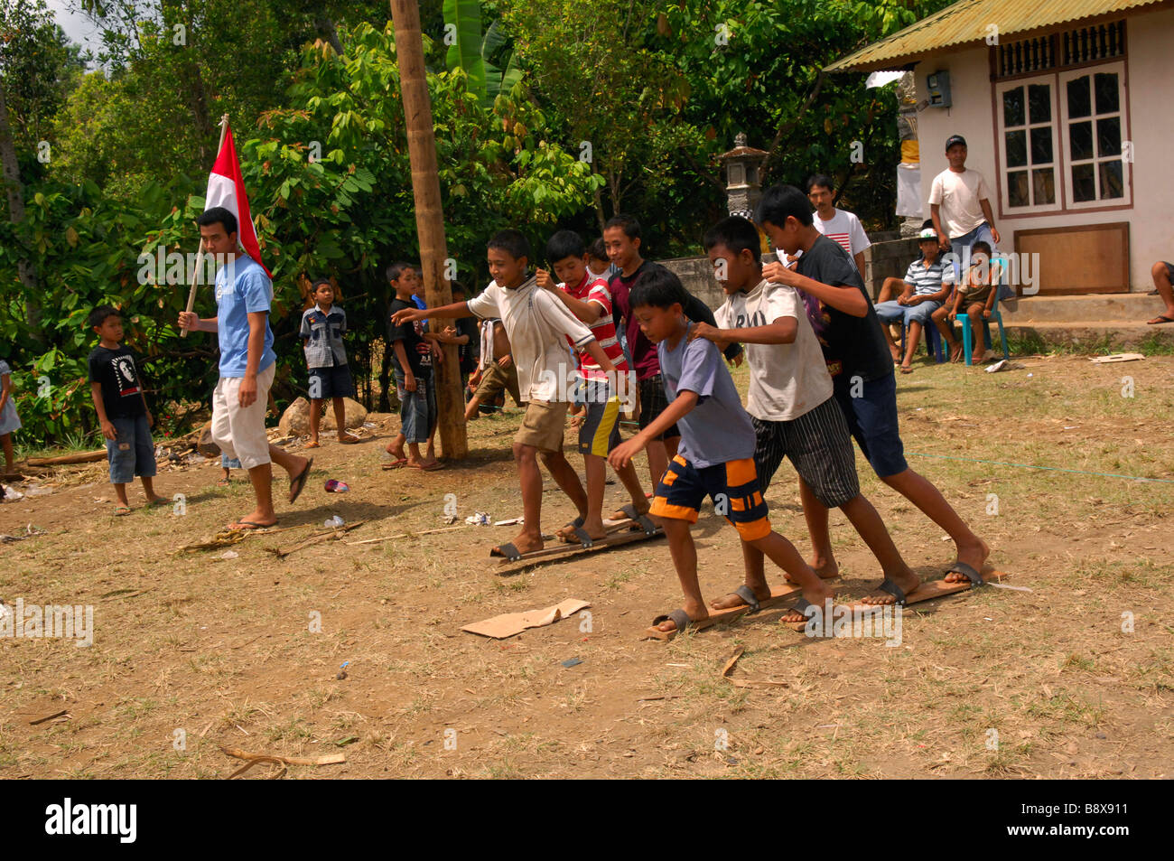 Balinese di ragazzi che giocano a tre in una gamba gioco nativo su il giorno dell'indipendenza indonesiana,Bali, Indonesia. Foto Stock