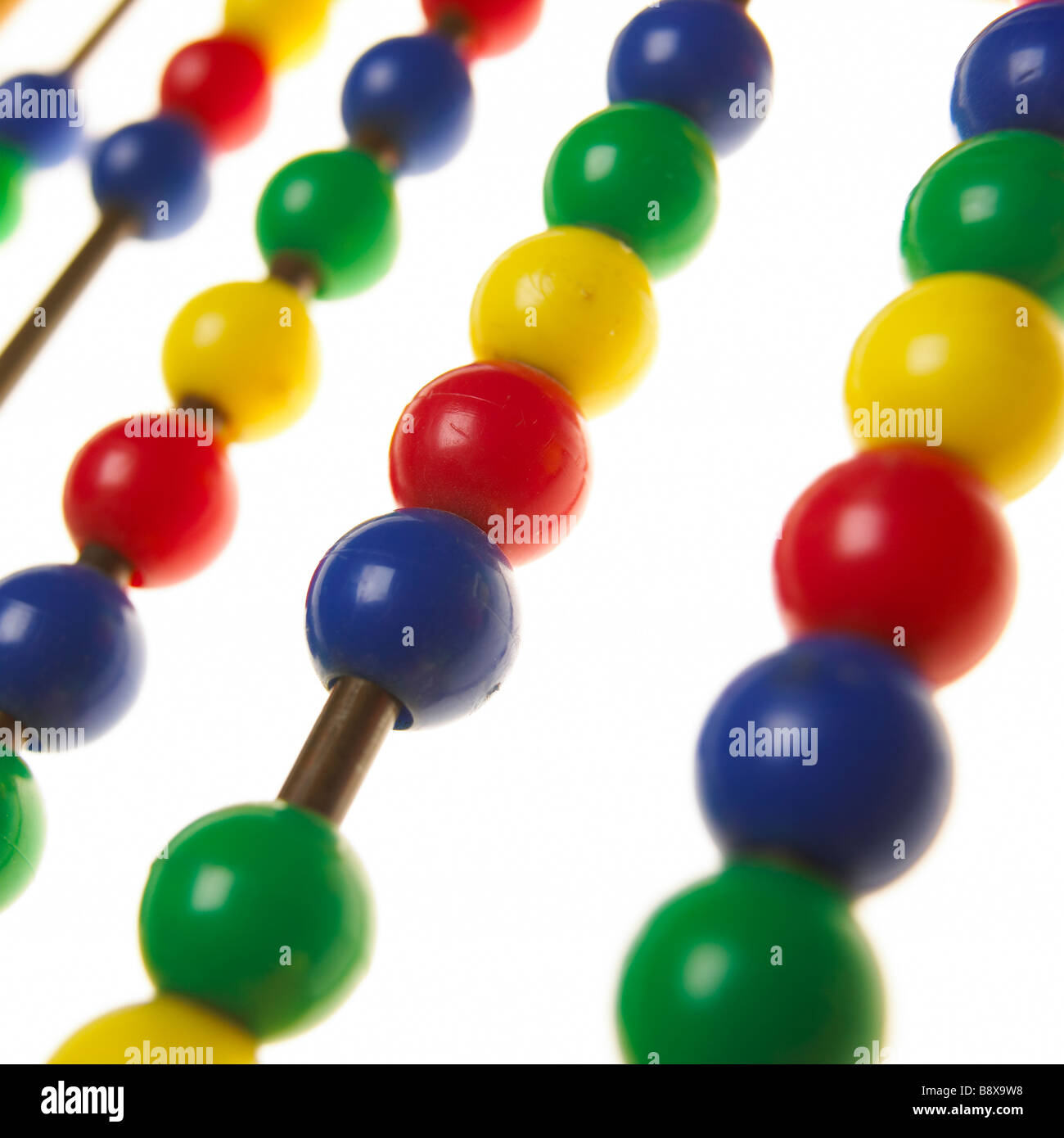 Un di legno colorato abacus su sfondo bianco Foto Stock