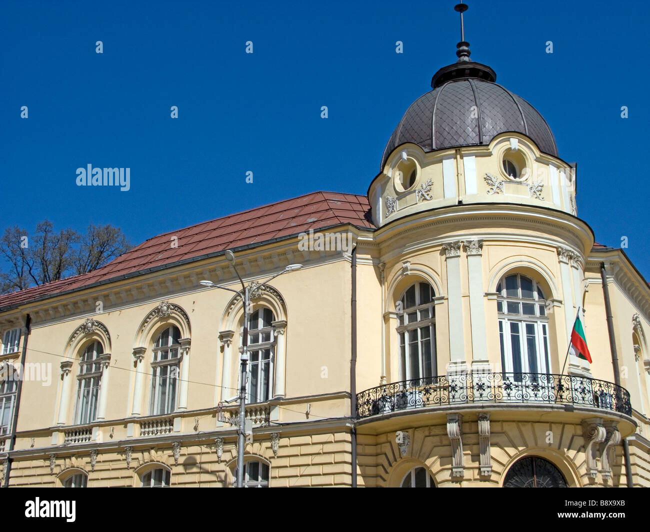 Balcone ad angolo della Accademia delle Scienze edificio in Sofia Bulgaria Foto Stock