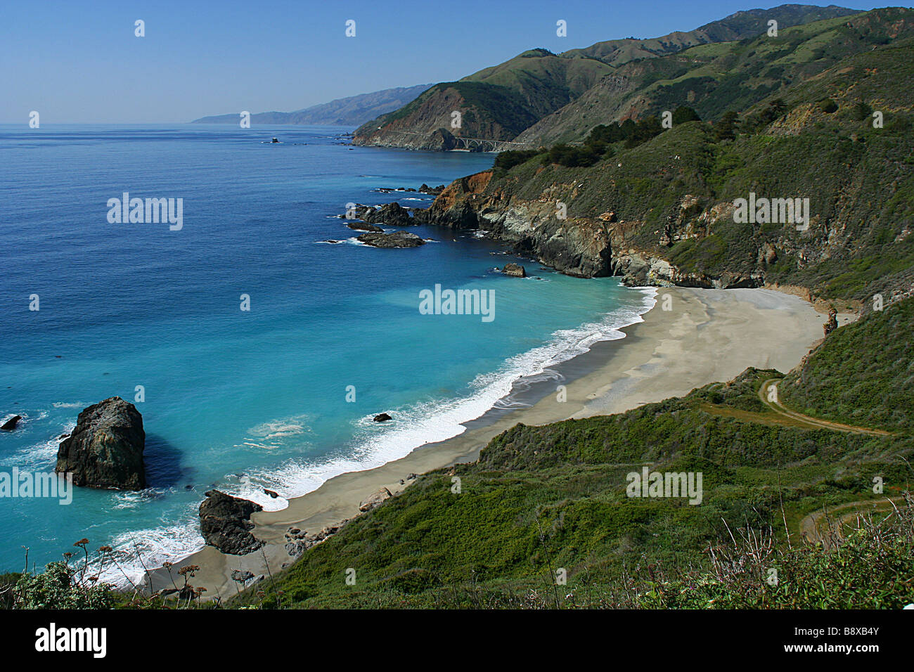 Angolo di alta vista di scogliere sulla costa, Big Sur, CALIFORNIA, STATI UNITI D'AMERICA Foto Stock