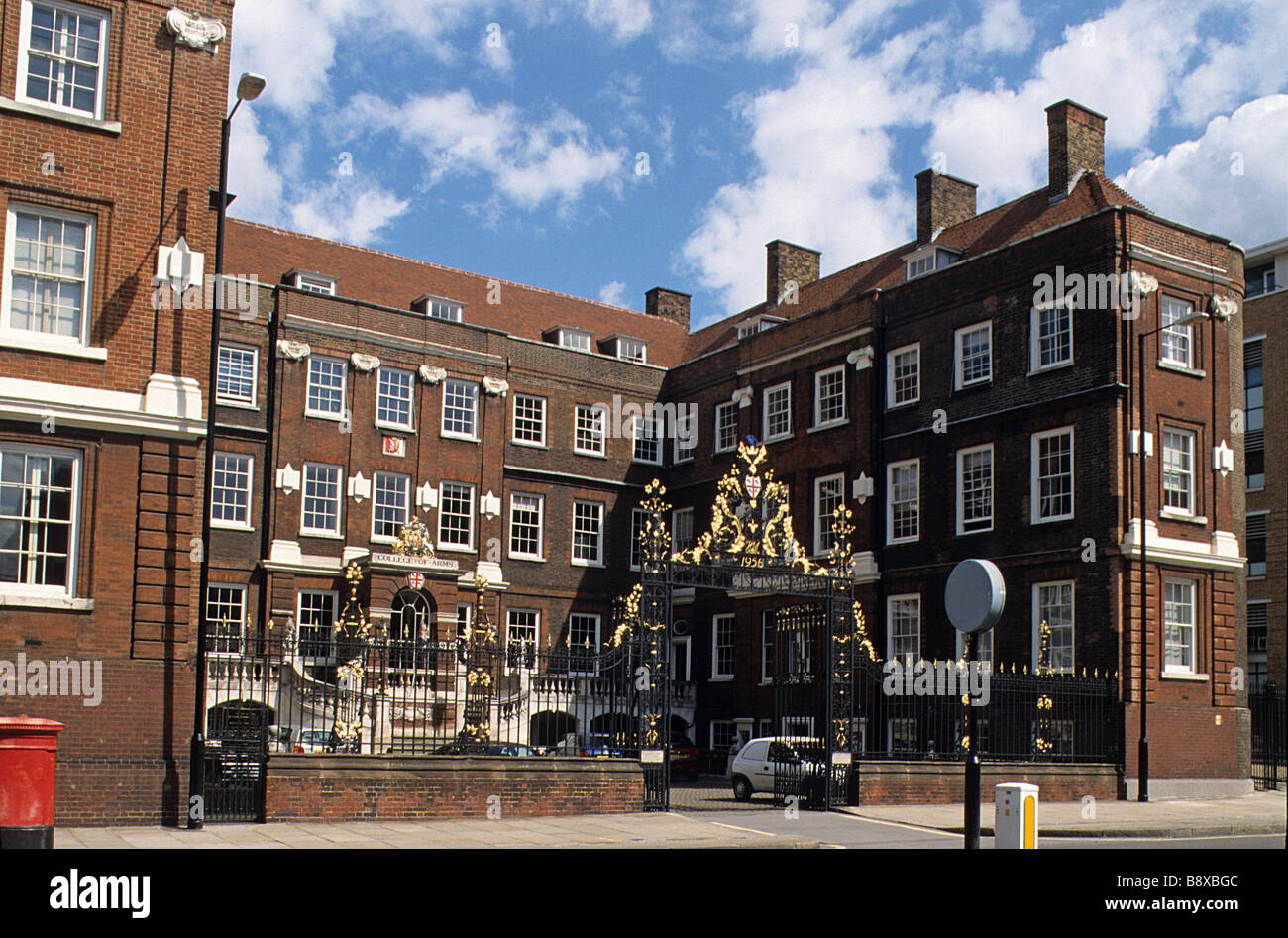 Cortile e principali elevazioni del Collegio dei bracci, Queen Victoria Street, City of London. Foto Stock