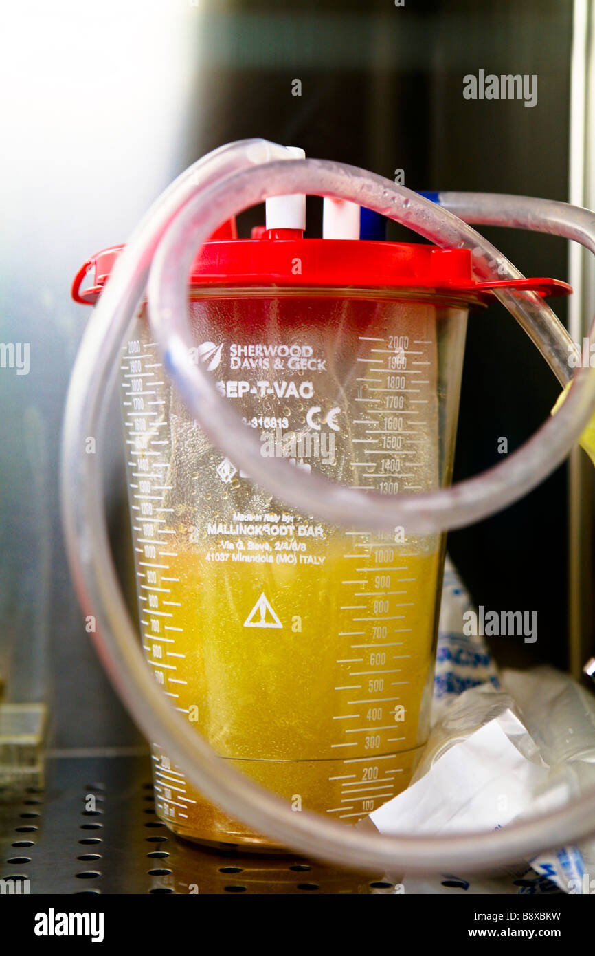 Sistema di raccolta per liquido sotto cappa sterile, Istituto di Ricerche Farmacologiche Mario Negri di Milano, Italia Foto Stock