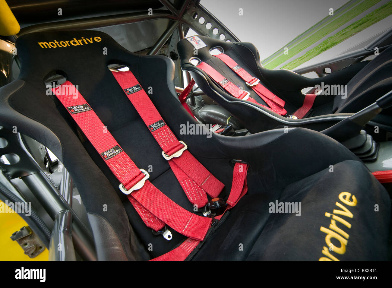 Per interni auto mostra di sedili racing e cinture di sicurezza Foto stock  - Alamy