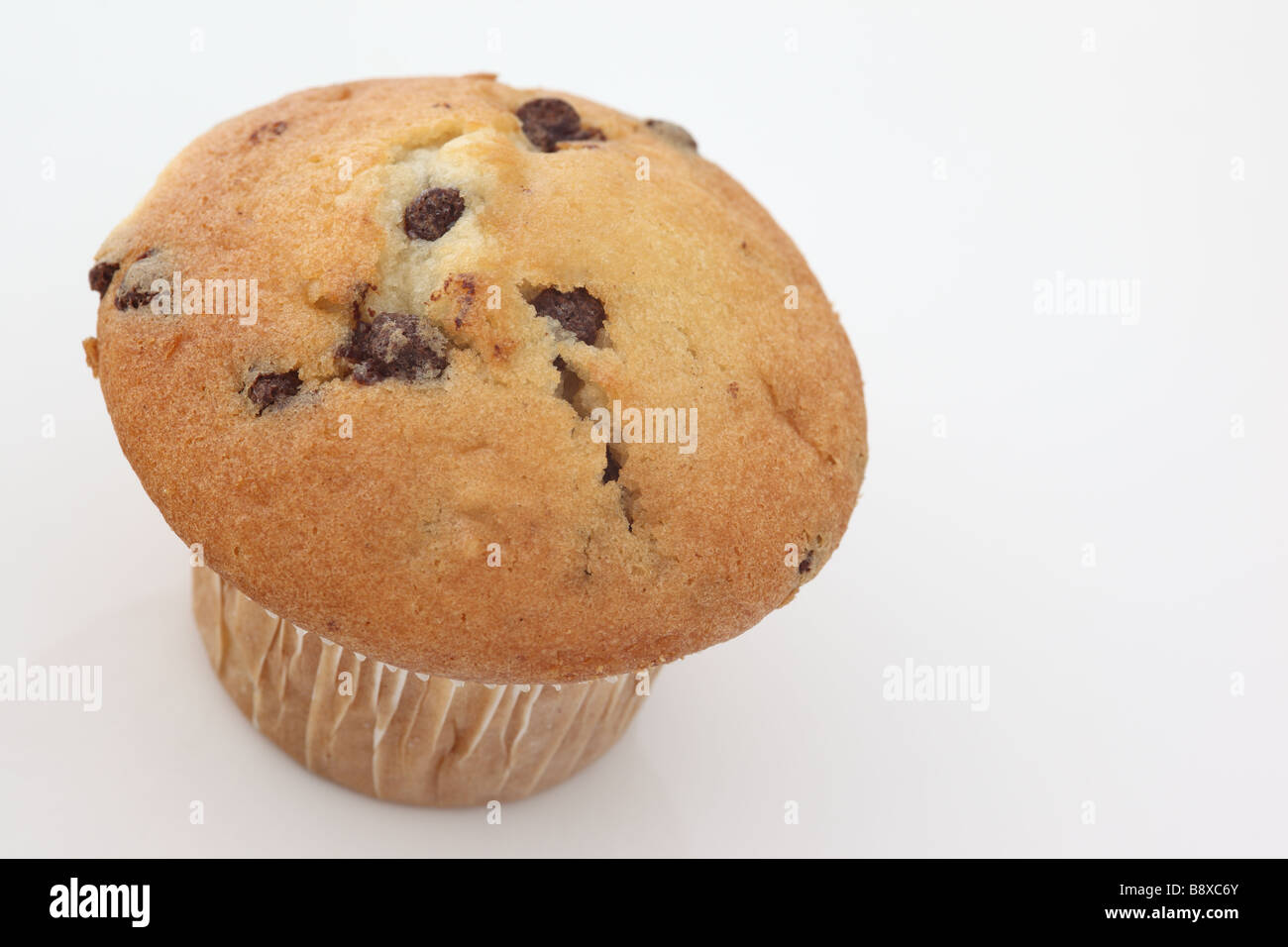 Primo piano di un singolo muffin al cioccolato isolato uno sfondo bianco Foto Stock