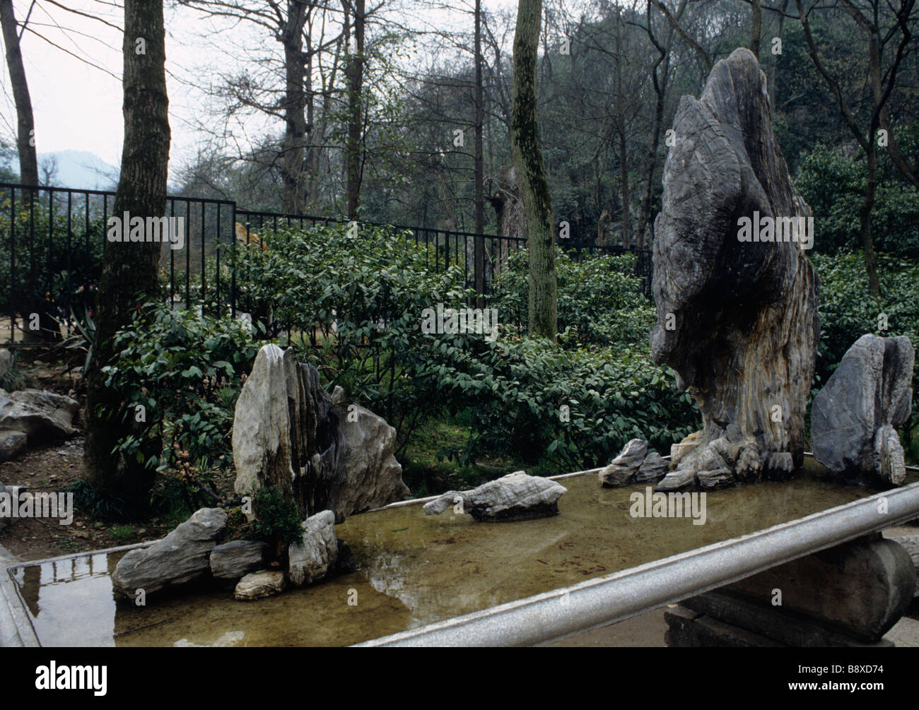 Pietre con acqua in un giardino in miniatura a Ling Ying tempio Foto Stock