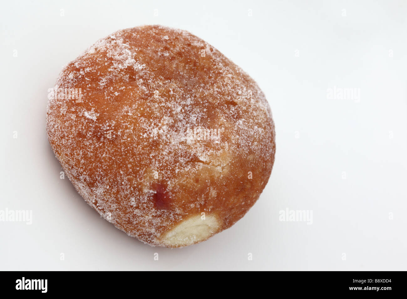 Un singolo confetti jam donut contro uno sfondo bianco Foto Stock