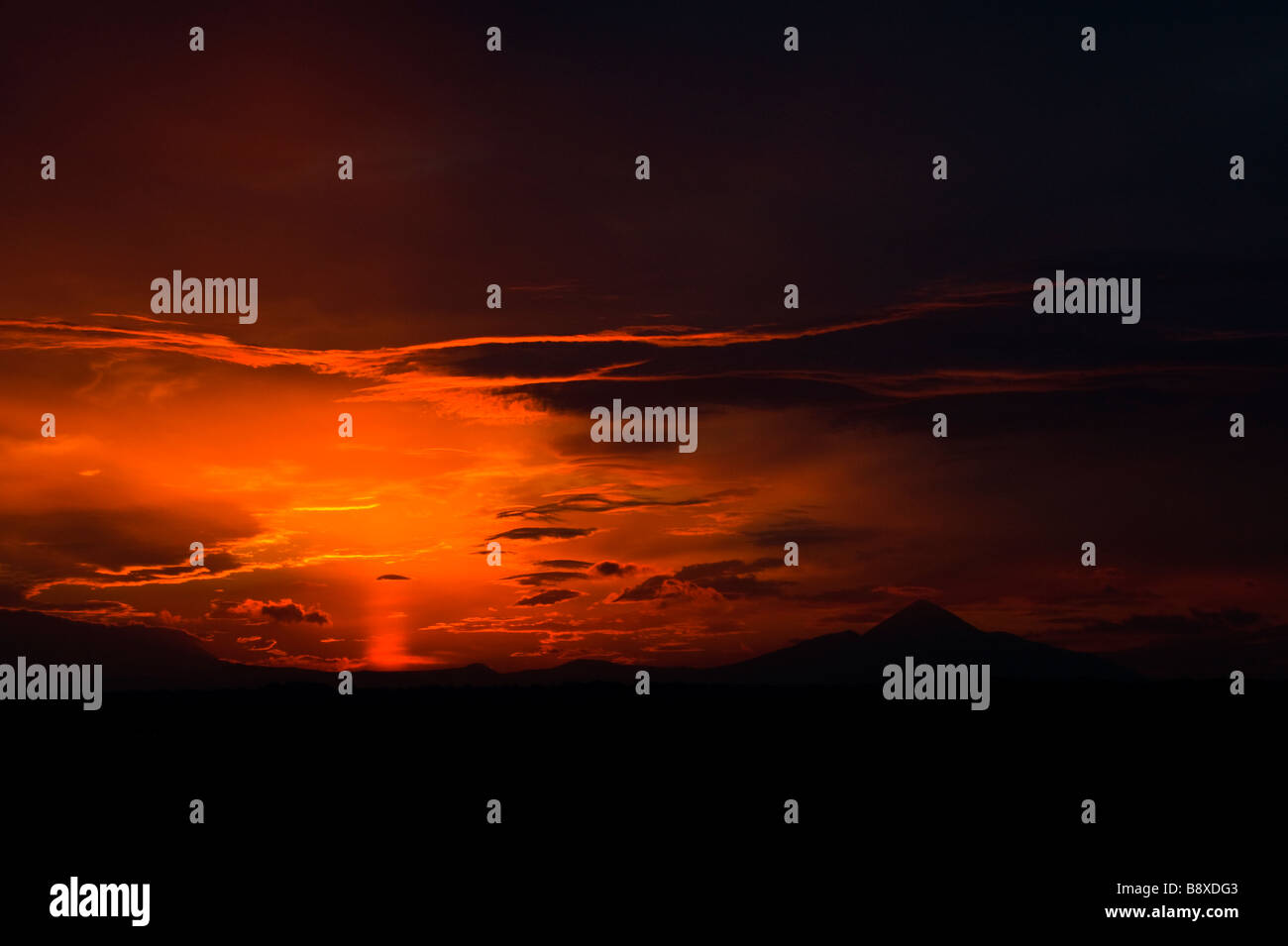 Red Sunset over Croagh Patrick montagna ad ovest dell'Irlanda Foto Stock
