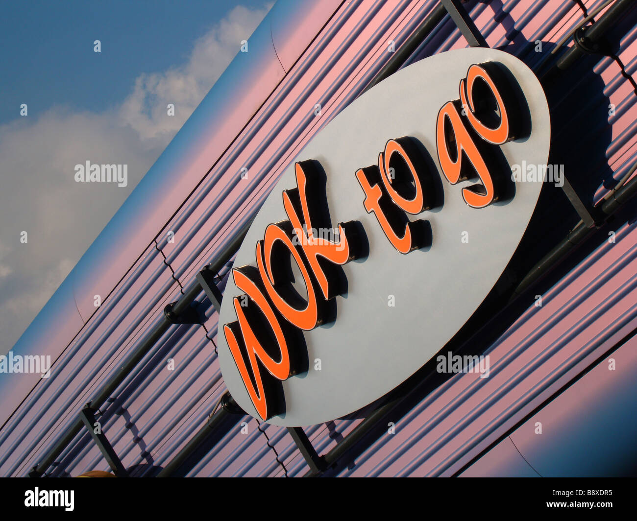 Segno al ristorante della catena 'wok to go Foto stock - Alamy
