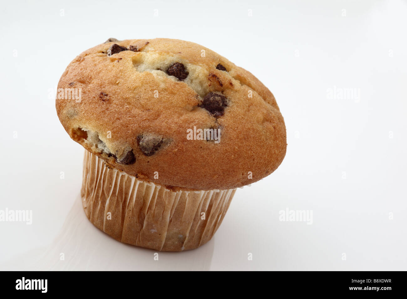 Close up di un singolo chip di cioccolato muffin contro uno sfondo bianco Foto Stock