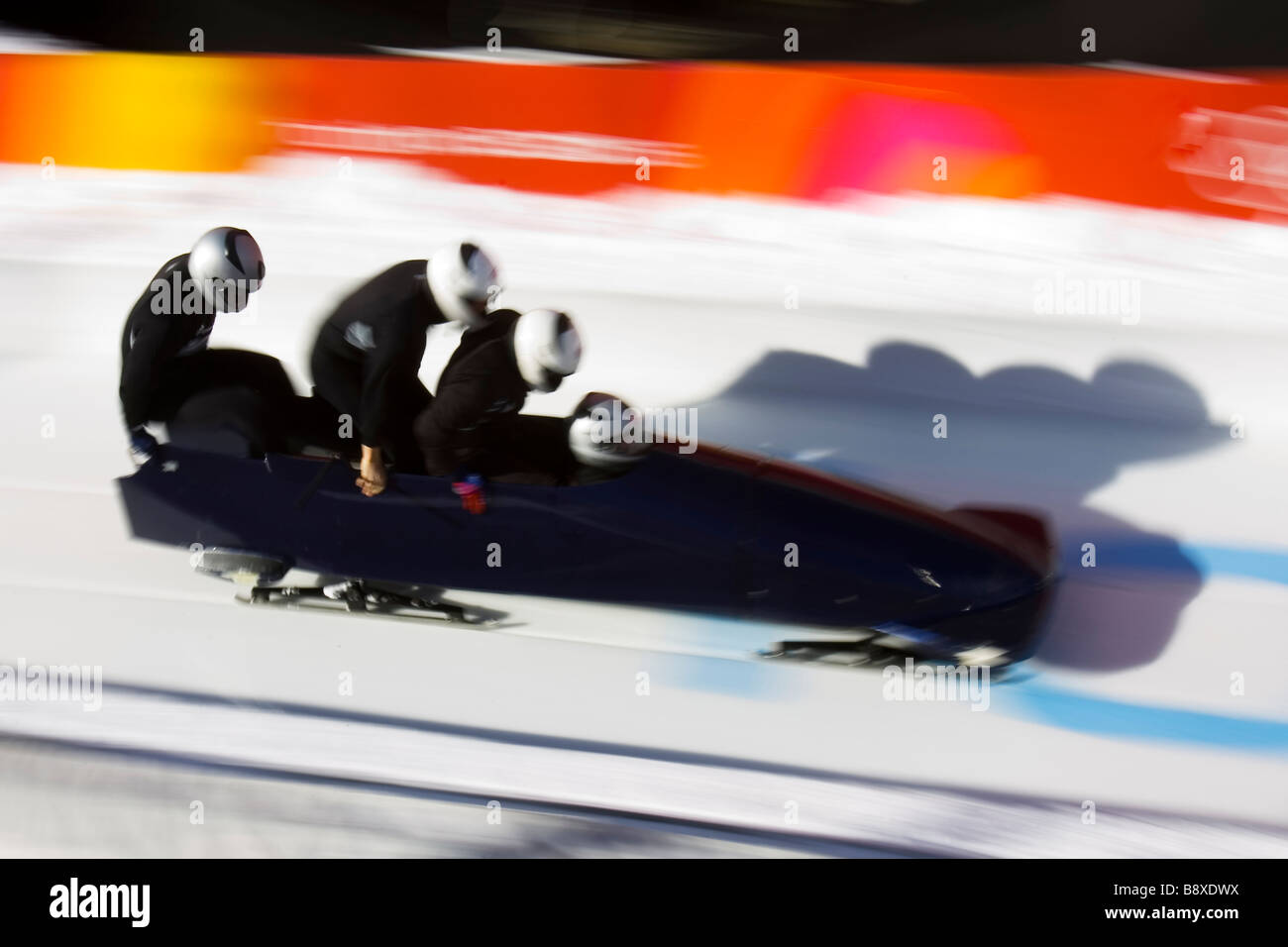 Inizio di un 4 uomo Bob team in azione Foto Stock