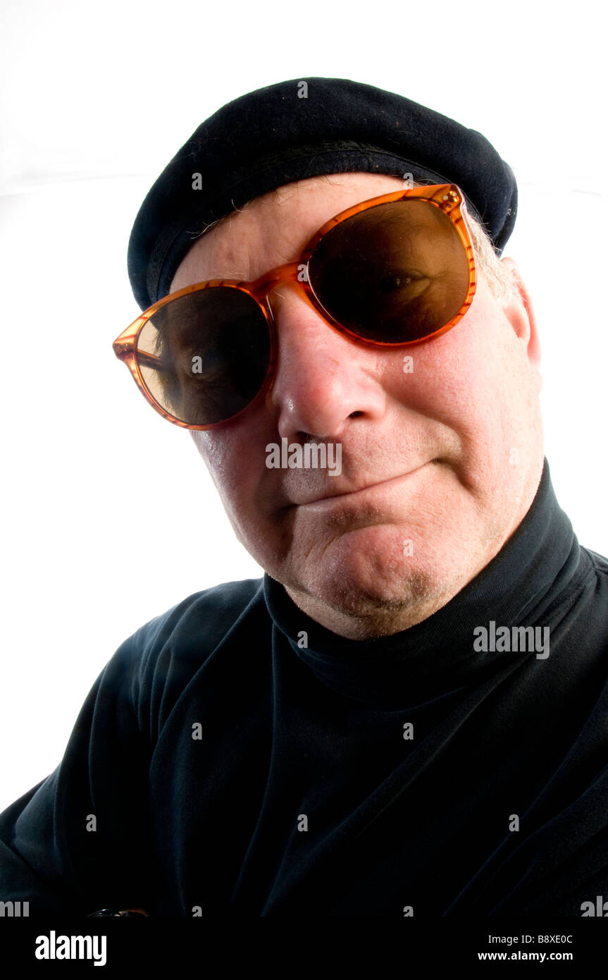 Felice medioevo senior ritratto uomo sorridente occhiali da sole francese  beret hat Foto stock - Alamy